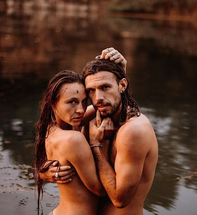 Cặp đôi vũ công đi khắp nơi chụp ảnh khỏa thân ảnh 9