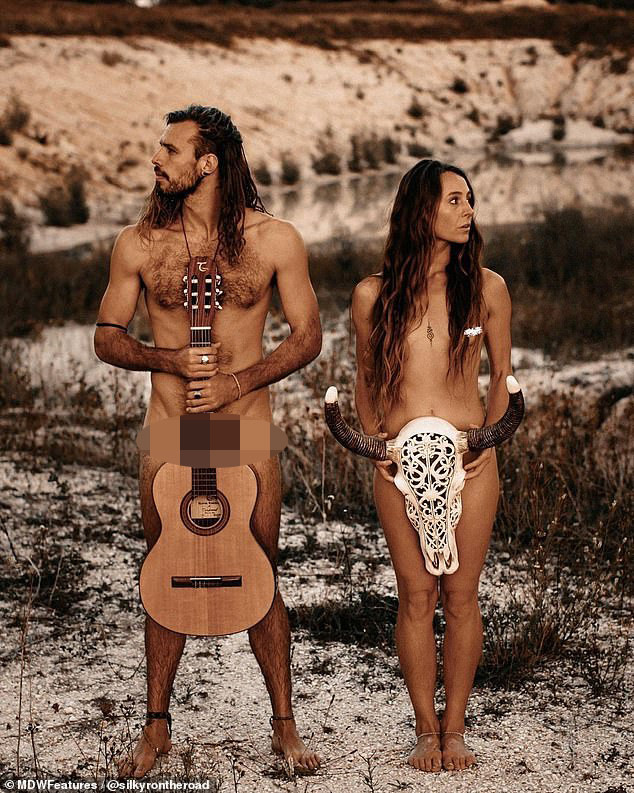 Cặp đôi vũ công đi khắp nơi chụp ảnh khỏa thân ảnh 1