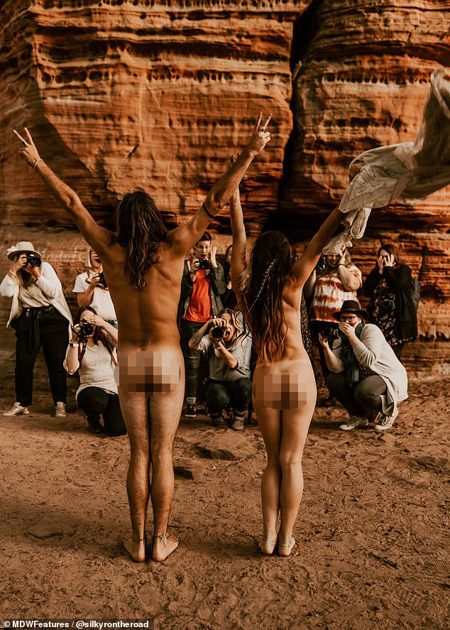 Cặp đôi vũ công đi khắp nơi chụp ảnh khỏa thân ảnh 5