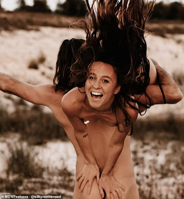 Cặp đôi vũ công đi khắp nơi chụp ảnh khỏa thân ảnh 2