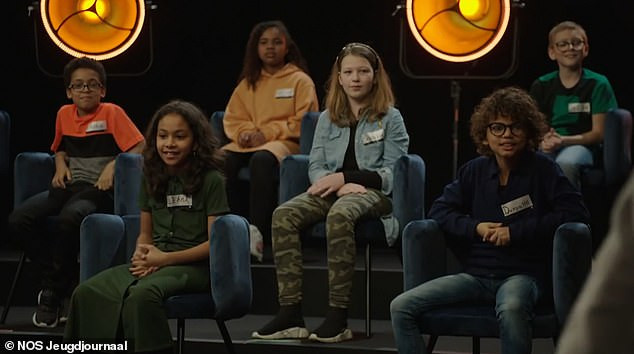 Người lớn khỏa thân trong chương trình TV dành cho trẻ em gây phẫn nộ ảnh 2