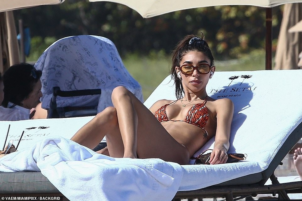 Nữ DJ nóng bỏng Chantel Jeffries mặc bikini bé xíu 'rực lửa' ảnh 3