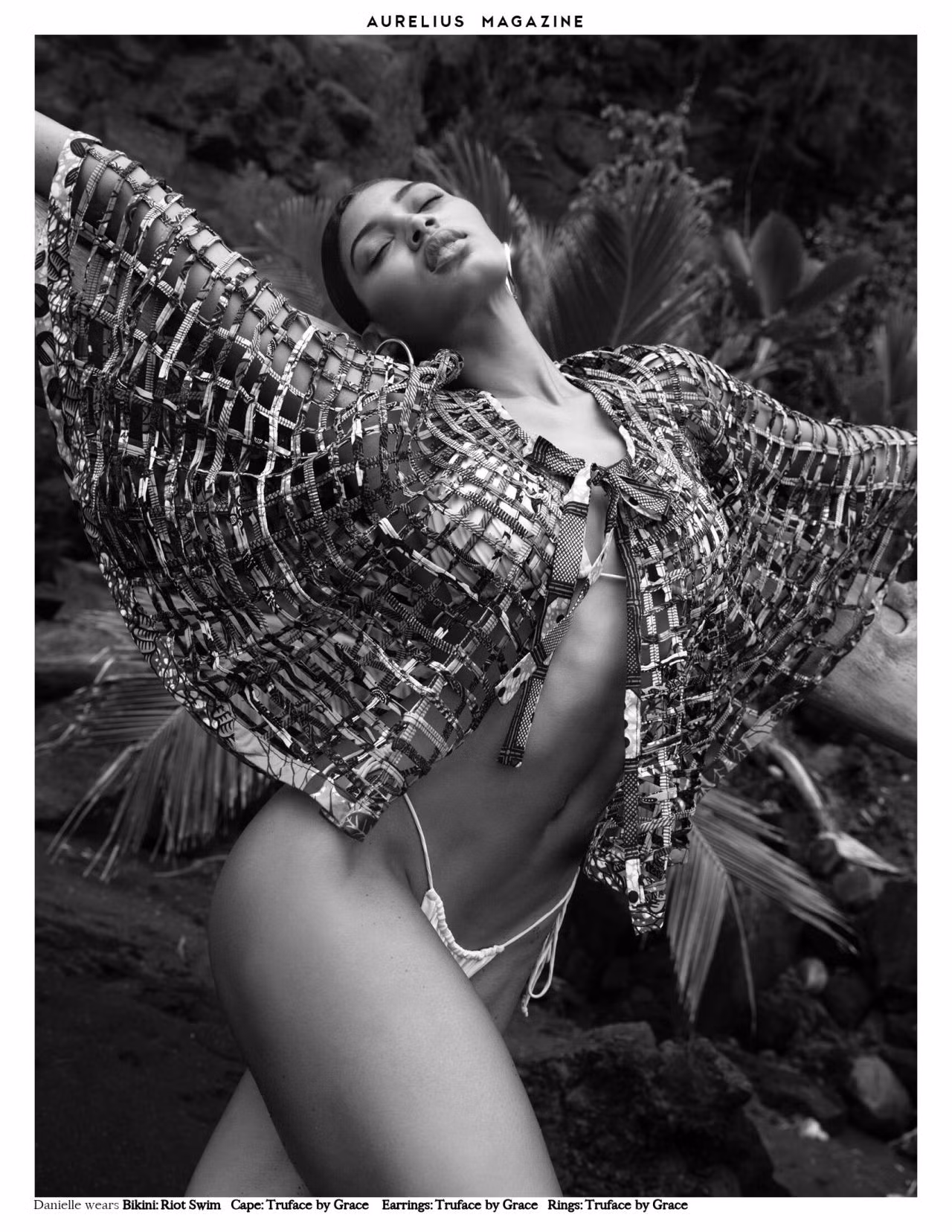 Sắc vóc nóng bỏng 'thiêu đốt' ánh nhìn của mẫu áo tắm Danielle Herrington ảnh 1