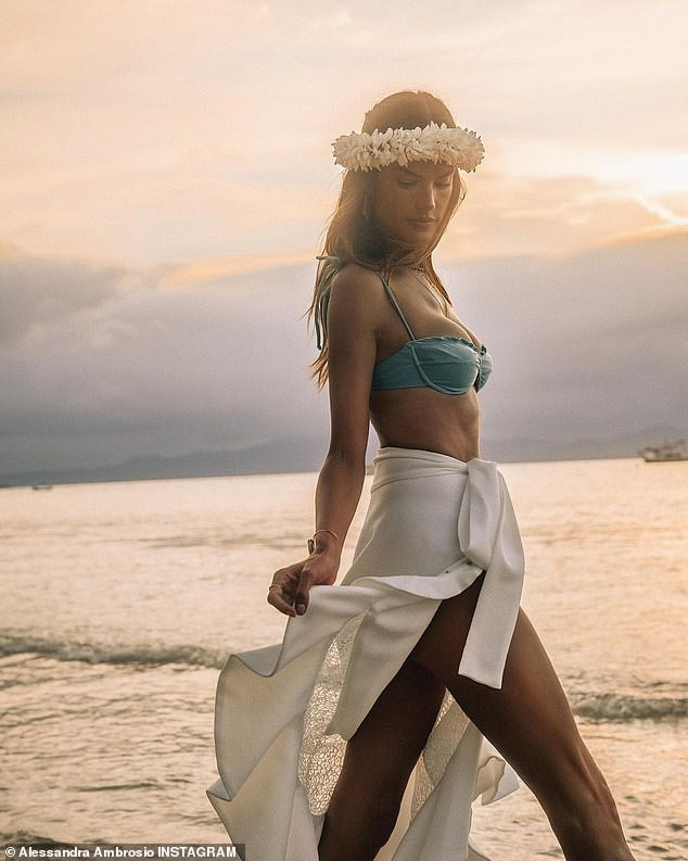 Siêu mẫu Alessandra Ambrosio xinh đẹp quyến rũ ở biển với bikini ảnh 16