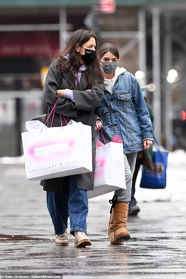 Suri Cruise bước sang tuổi 15 cao gần bằng mẹ Katie Holmes ảnh 3