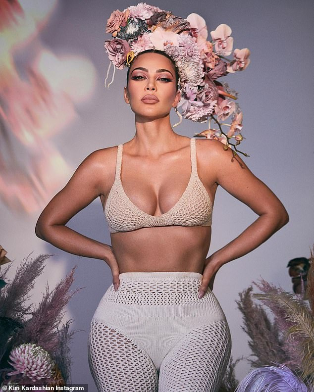 Kim Kardashian khoe ba vòng 'thiêu đốt' với bikini bé xíu ảnh 5