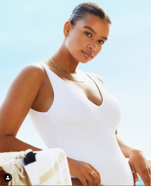 Vẻ đẹp 'bốc lửa' của mẫu nội y 9x có vòng ba hơn 1m ảnh 4