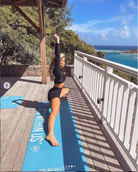 Mẫu nội y 9x Cindy Prado gợi cảm 'từng cm' với bikini ảnh 8