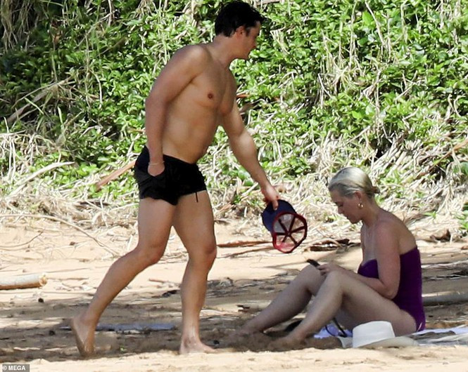 Mẹ bỉm sữa Katy Perry mặc bra không nội y, lần đầu đưa con gái 6 tháng tuổi ra phố ảnh 5