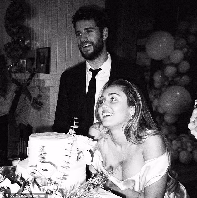 Liam Hemsworth tình tứ bạn gái người mẫu ở biển ảnh 14