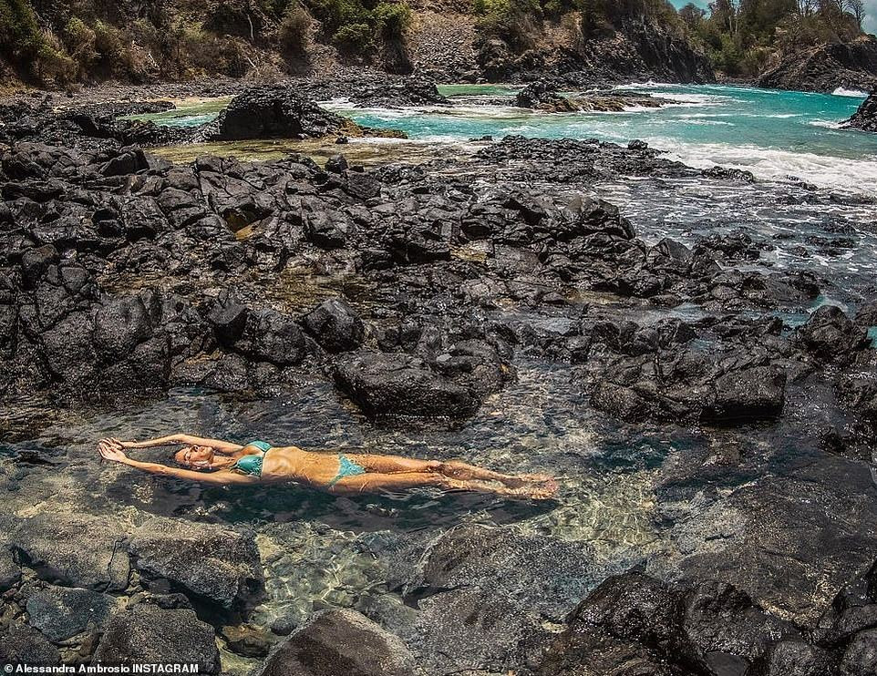 Alessandra Ambrosio nóng bỏng hoang dại với áo tắm nhỏ xíu ảnh 6