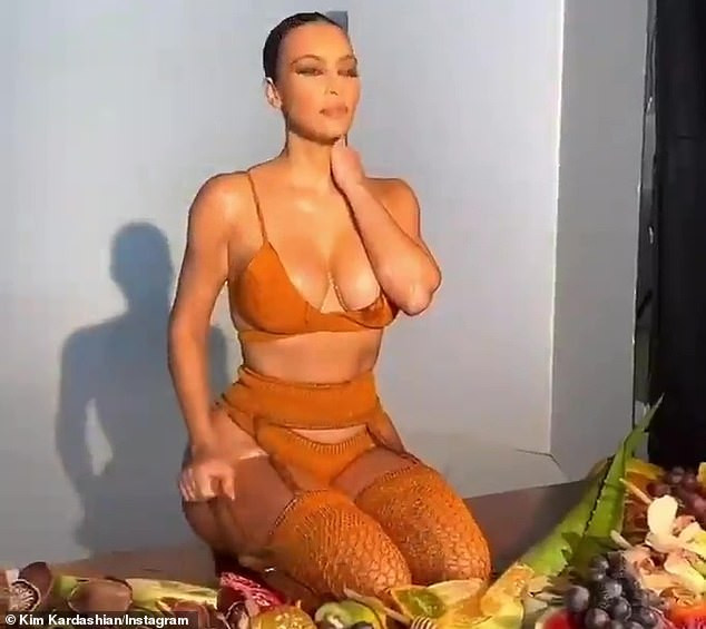 Kim Kardashian mặc nội y khoe đường cong nóng 'bỏng mắt' ảnh 5