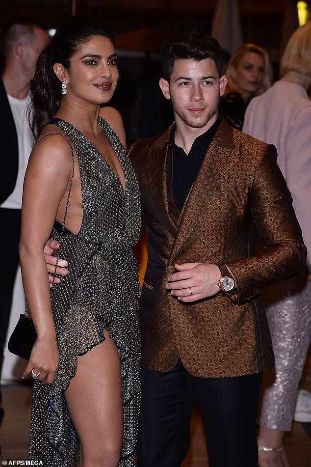 Hoa hậu Thế giới Priyanka Chopra mặc xuề xoà, mặt mộc khác lạ đến không nhận ra ảnh 4