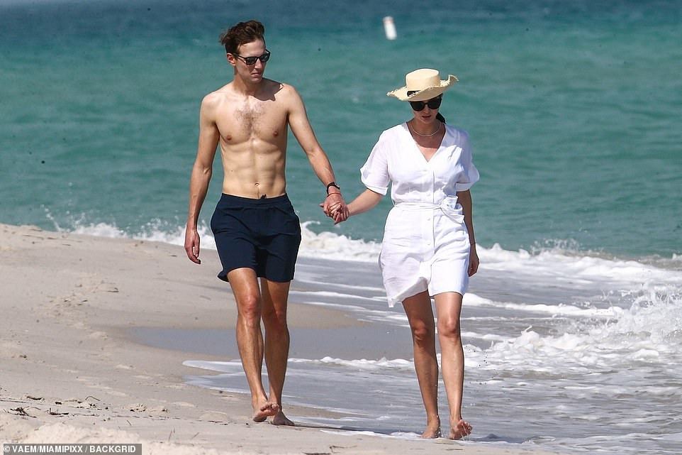 Ivanka Trump nắm tay chồng dạo biển, tận hưởng cuộc sống thảnh thơi sau rời Nhà Trắng ảnh 1