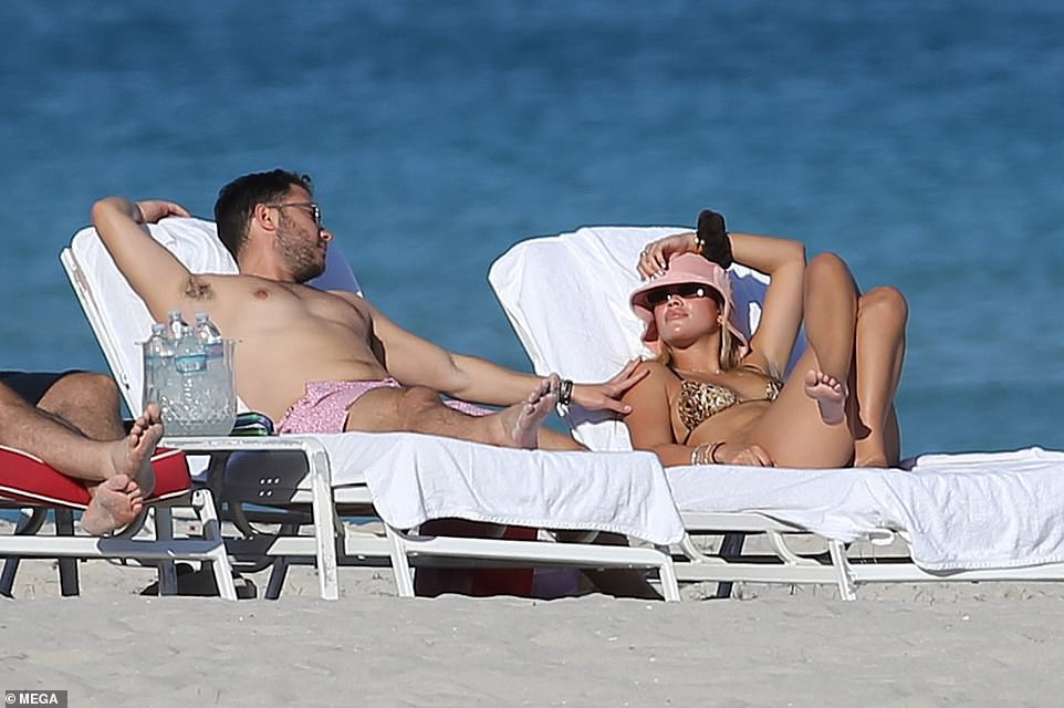 Sofia Richie bị bắt gặp khoá môi trai lạ ở biển ảnh 2