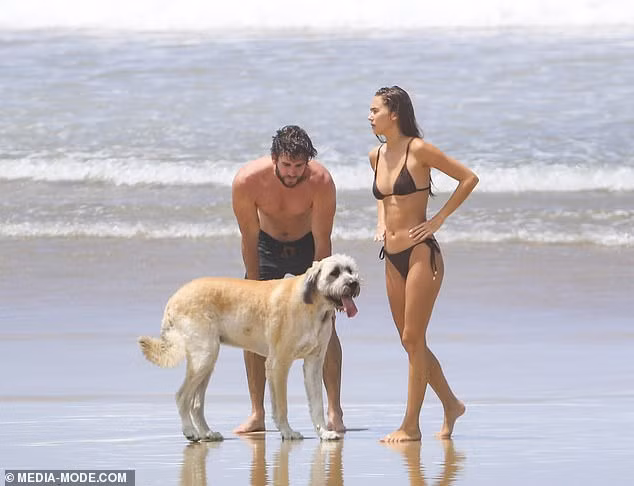 Liam Hemsworth tình tứ bạn gái người mẫu ở biển ảnh 6