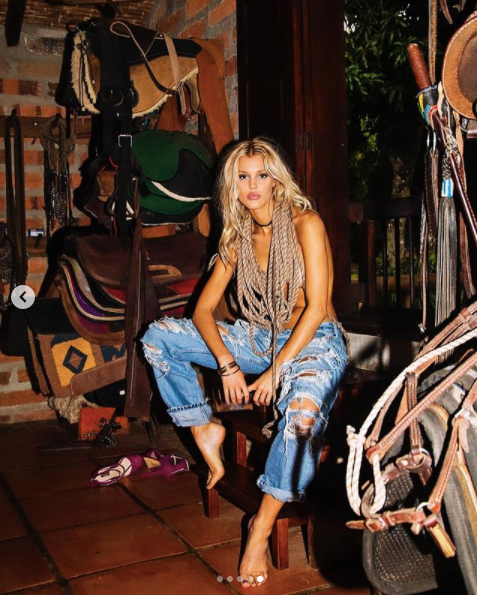 Mẫu 9x Joy Corrigan diện phong cách không nội y, trễ nải hớ hênh trên phố ảnh 5