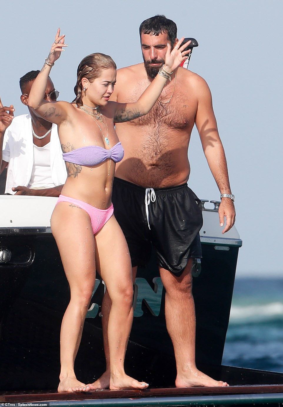 Rita Ora khoe body nảy nở gợi cảm với áo tắm trễ nải ảnh 6