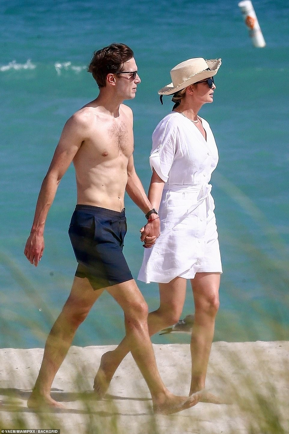 Ivanka Trump nắm tay chồng dạo biển, tận hưởng cuộc sống thảnh thơi sau rời Nhà Trắng ảnh 7