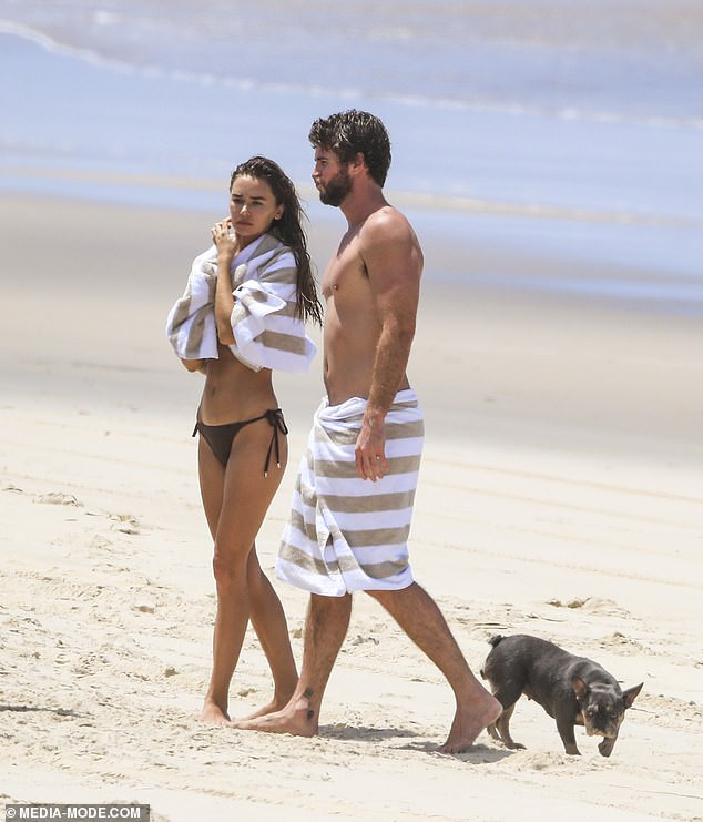 Liam Hemsworth tình tứ bạn gái người mẫu ở biển ảnh 7