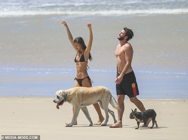 Liam Hemsworth tình tứ bạn gái người mẫu ở biển ảnh 10