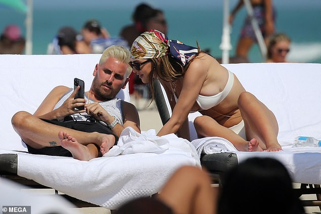 Cô gái 19 tuổi Amelia Hamlin gợi cảm đầy sức sống với bikini ở biển ảnh 4