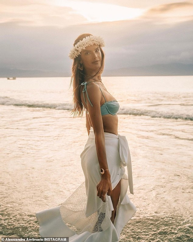 Siêu mẫu Alessandra Ambrosio xinh đẹp quyến rũ ở biển với bikini ảnh 15