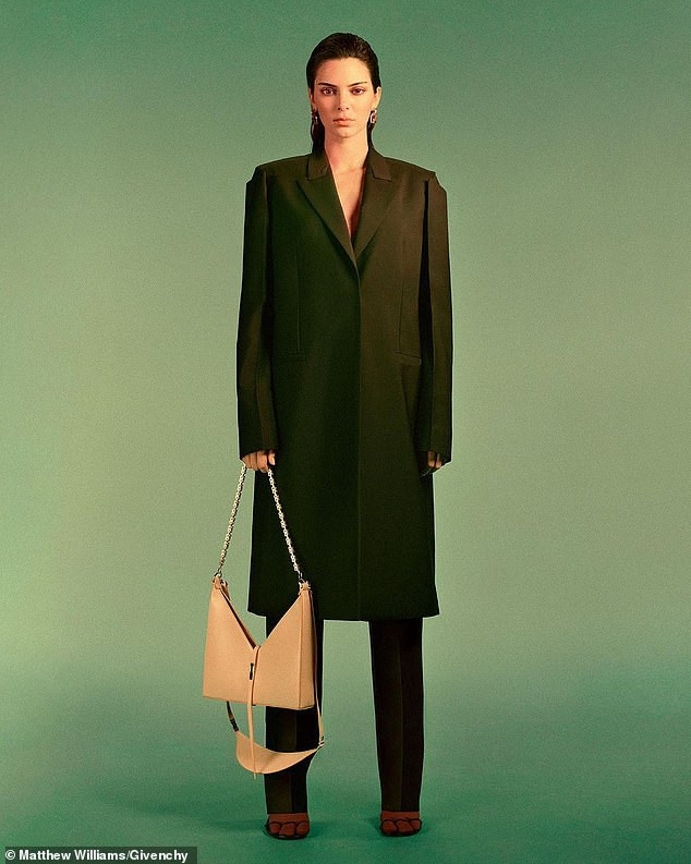 'Siêu mẫu đắt giá nhất thế giới' mặc ôm sát, khoe dáng thon nuột trên phố ảnh 6