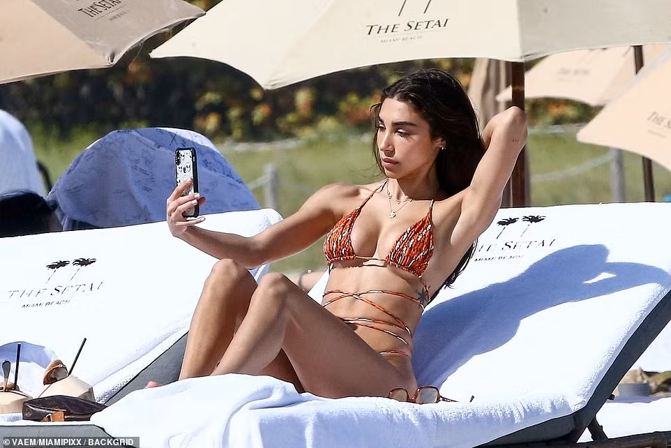 Nữ DJ nóng bỏng Chantel Jeffries mặc bikini bé xíu 'rực lửa' ảnh 8
