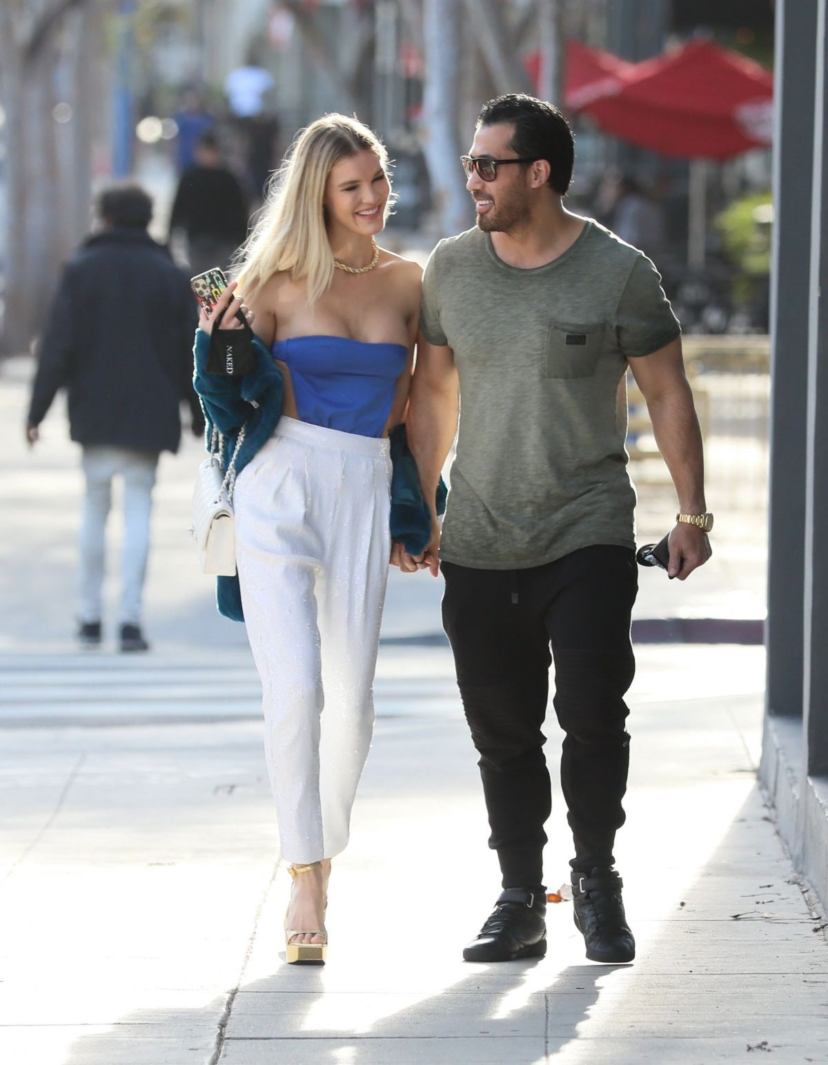 Mẫu 9x Joy Corrigan diện phong cách không nội y, trễ nải hớ hênh trên phố ảnh 1