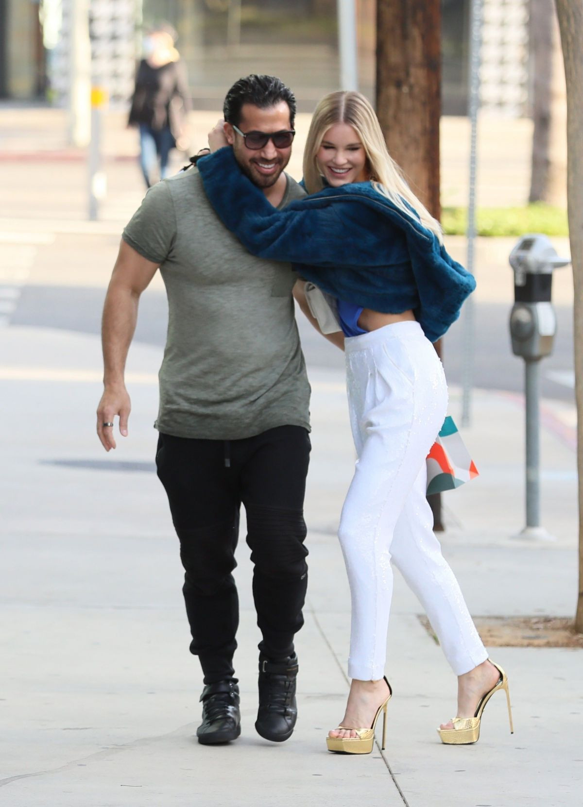 Mẫu 9x Joy Corrigan diện phong cách không nội y, trễ nải hớ hênh trên phố ảnh 3