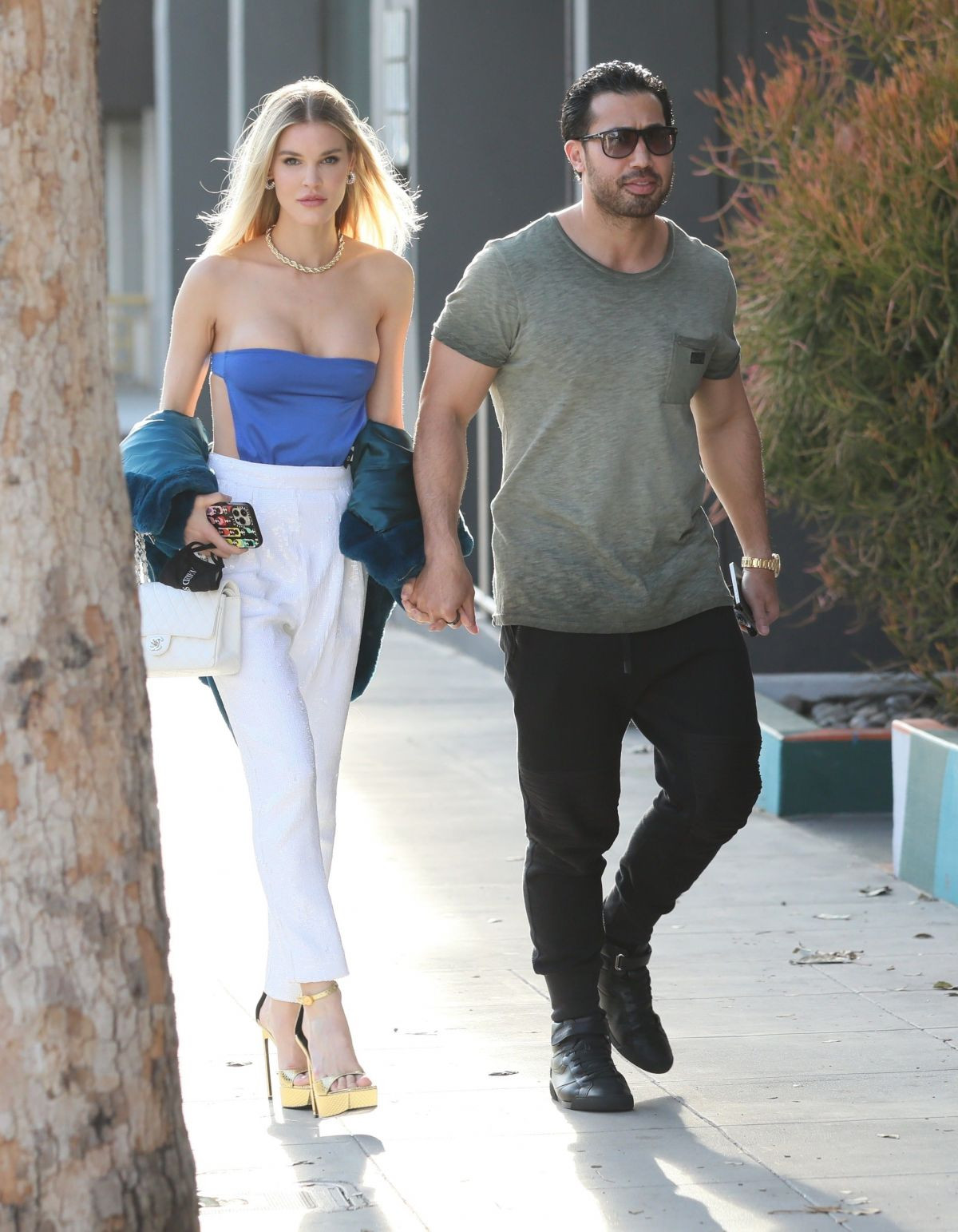 Mẫu 9x Joy Corrigan diện phong cách không nội y, trễ nải hớ hênh trên phố ảnh 2