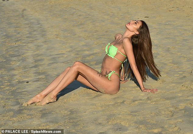 Cô gái quyến rũ nhất show 18+ 'Too Hot To Handle' nóng bỏng với bikini quây ở biển ảnh 1