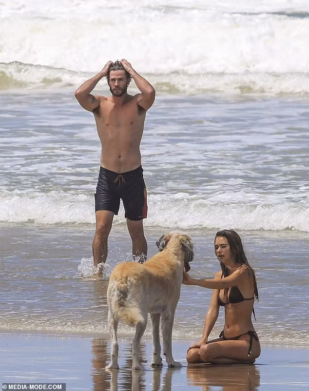 Liam Hemsworth tình tứ bạn gái người mẫu ở biển ảnh 5
