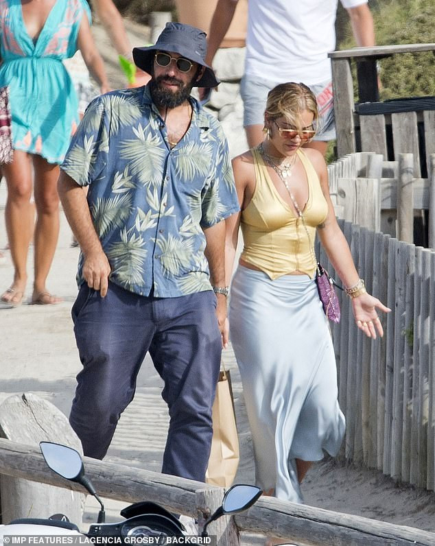 Rita Ora khoe body nảy nở gợi cảm với áo tắm trễ nải ảnh 7