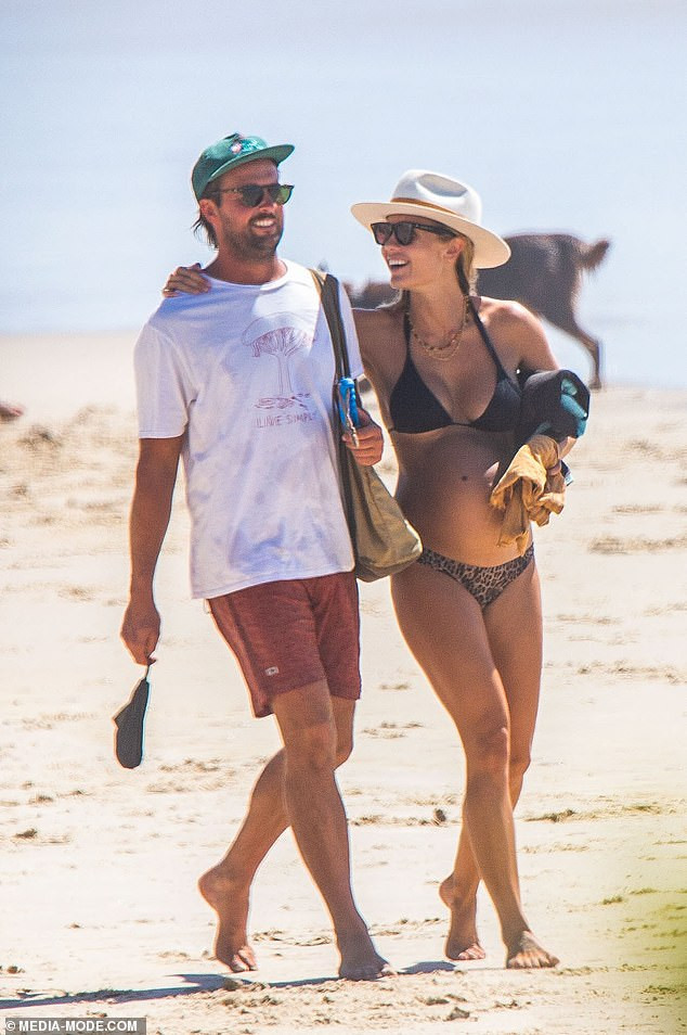 Người mẫu áo tắm Elyse Knowles khoe bụng bầu lùm lùm với bikini ảnh 6