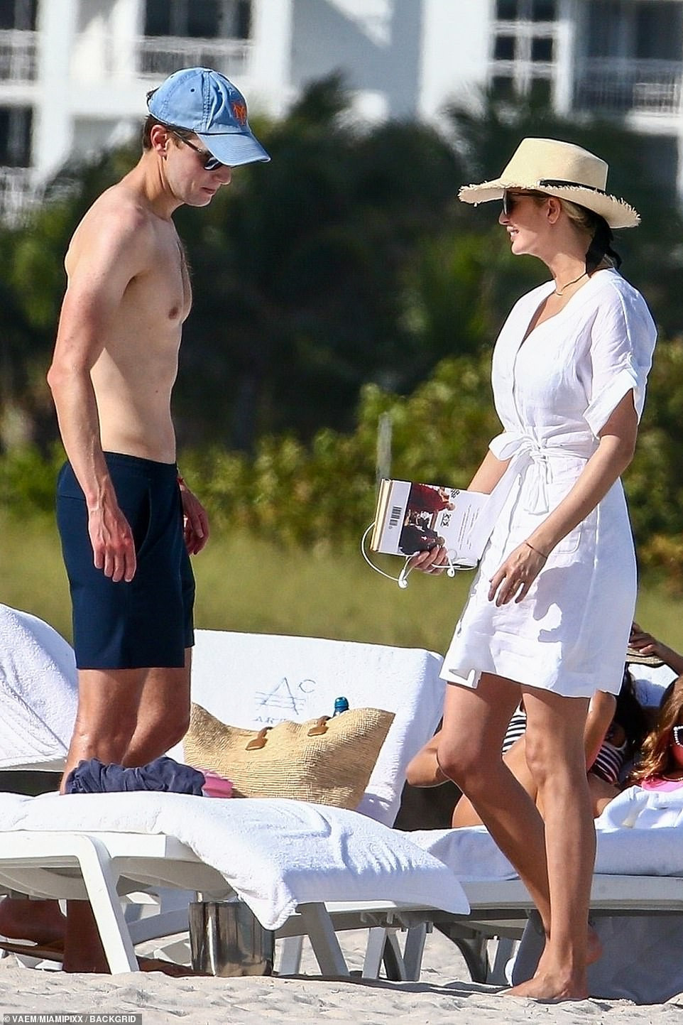 Ivanka Trump nắm tay chồng dạo biển, tận hưởng cuộc sống thảnh thơi sau rời Nhà Trắng ảnh 5