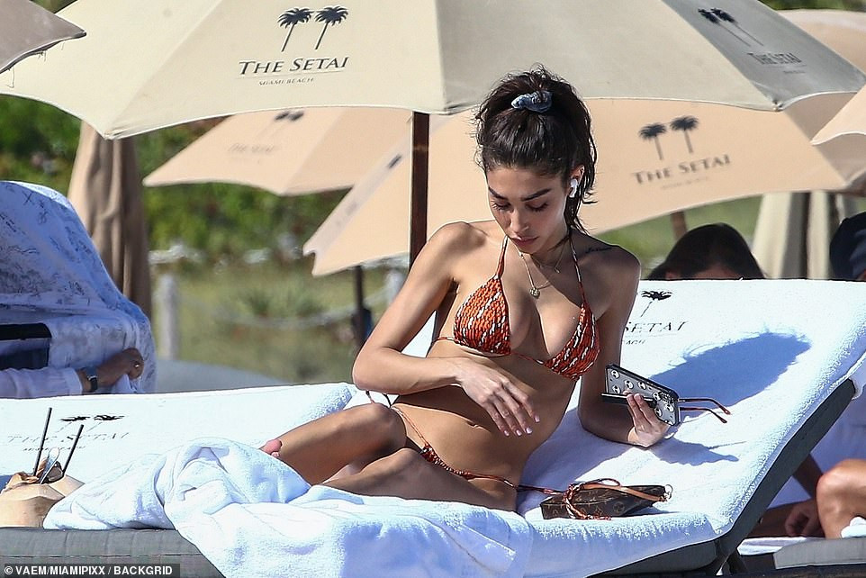 Nữ DJ nóng bỏng Chantel Jeffries mặc bikini bé xíu 'rực lửa' ảnh 4