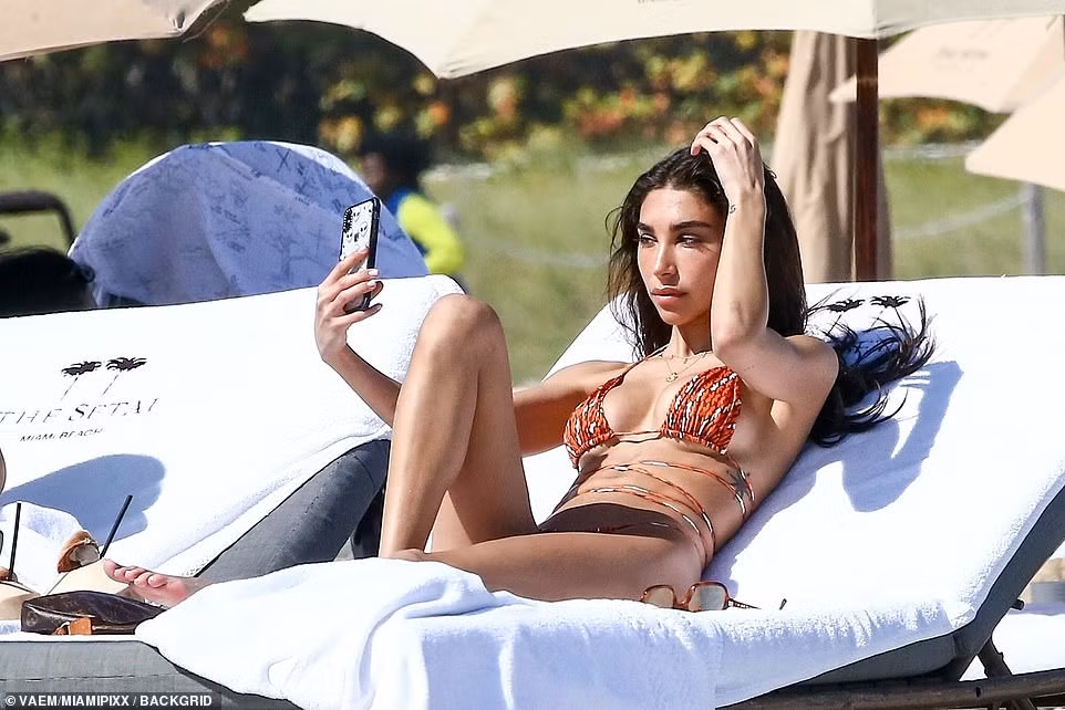 Nữ DJ nóng bỏng Chantel Jeffries mặc bikini bé xíu 'rực lửa' ảnh 9