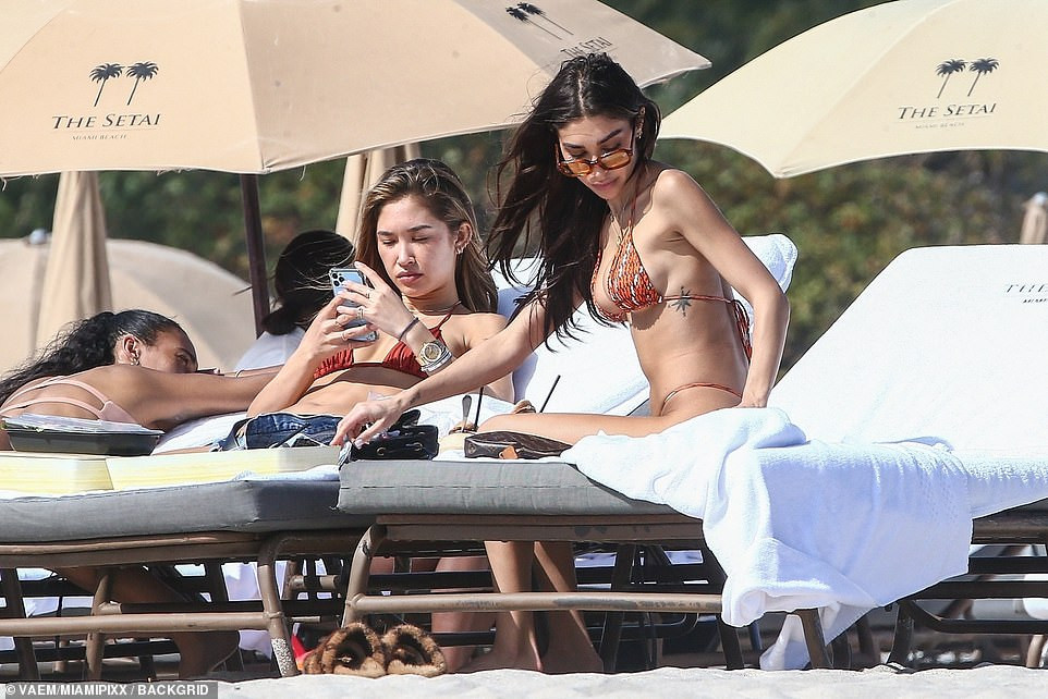 Nữ DJ nóng bỏng Chantel Jeffries mặc bikini bé xíu 'rực lửa' ảnh 1