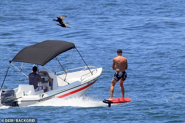 Vợ kém 31 tuổi của tài tử nước Pháp Vincent Cassel sexy hoang dại với bikini ảnh 5