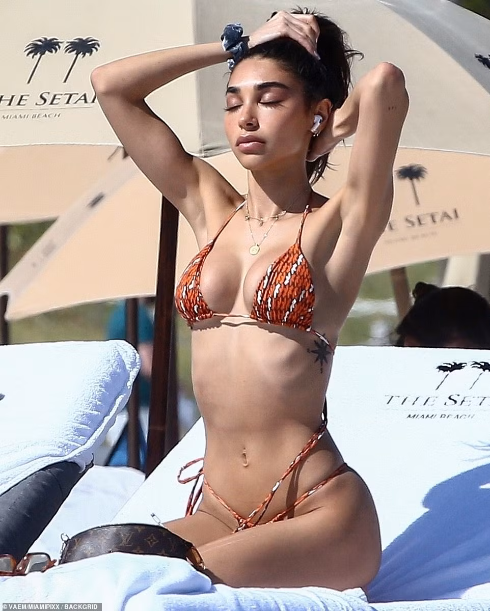 Nữ DJ nóng bỏng Chantel Jeffries mặc bikini bé xíu 'rực lửa' ảnh 7