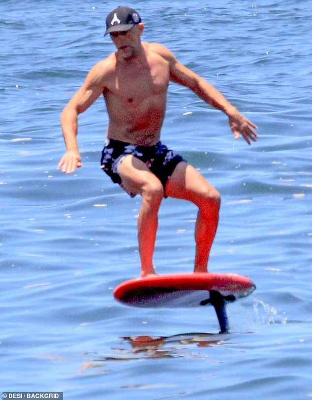 Vợ kém 31 tuổi của tài tử nước Pháp Vincent Cassel sexy hoang dại với bikini ảnh 3