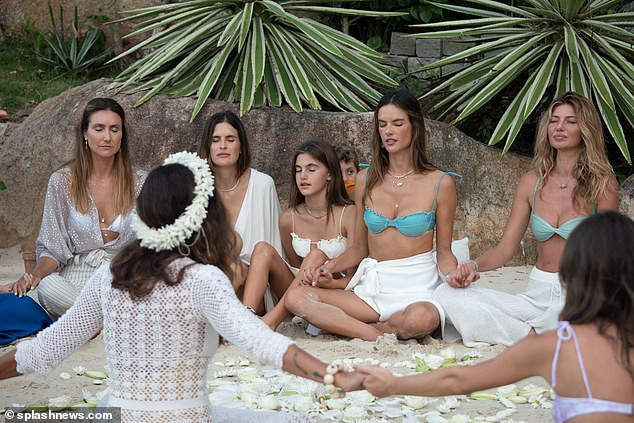 Siêu mẫu Alessandra Ambrosio xinh đẹp quyến rũ ở biển với bikini ảnh 14