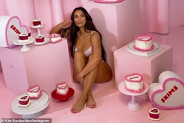 Kim Kardashian tung ảnh bikini màu nude siêu bé và nói 'ngại ngùng' ảnh 2