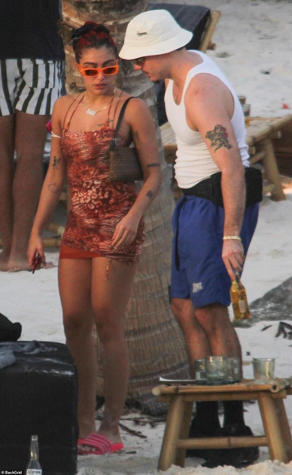 Con gái Madonna mặc bikini nóng bỏng hoang dại, tình tứ bạn trai ở biển ảnh 4