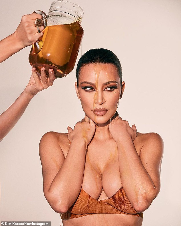 Kim Kardashian mặc nội y khoe đường cong nóng 'bỏng mắt' ảnh 2