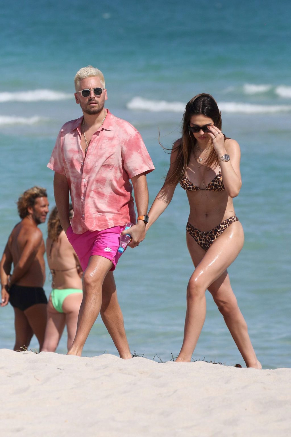 Amelia Hamlin tuổi 19 đầy sức sống với bikini, tình tứ ở biển với 'trai hư' Scott Disick ảnh 3