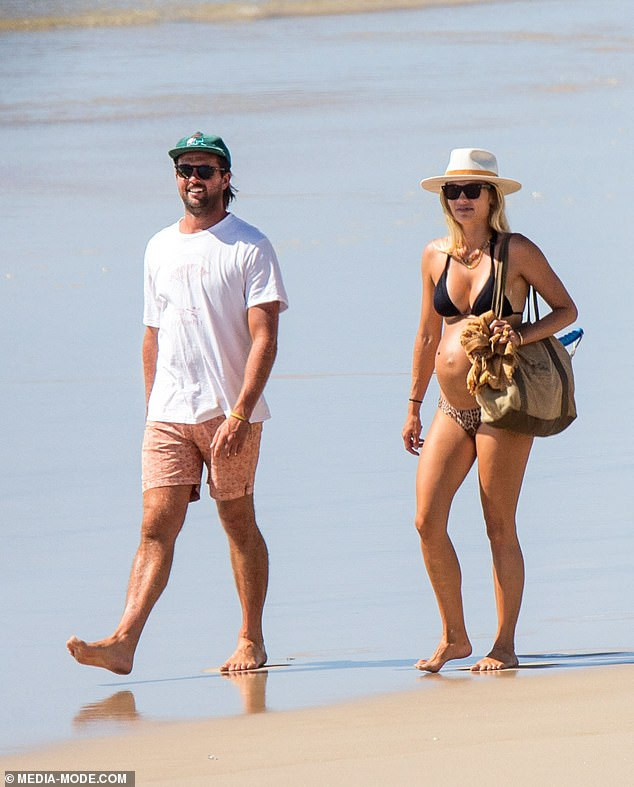 Người mẫu áo tắm Elyse Knowles khoe bụng bầu lùm lùm với bikini ảnh 2