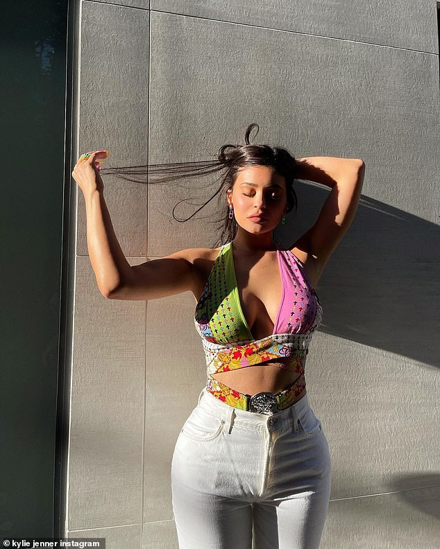 Em gái tỷ phú của Kim Kardashian tung ảnh nóng bỏng ảnh 9